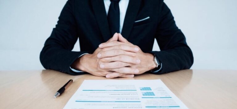 كيف تستعد لمقابلة العمل الأولى لديك بثقة وبدون توتر؟